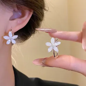 Pendientes de aro de plata con dijes de flores de resina blanca para mujer.