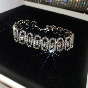 Detalle de una pulsera de diamantes de imitación brillantes con vista macro de piedras