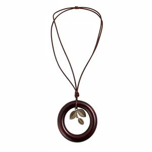 Long collier style ethnique avec corde tissée main et pendentif circulaire en bois