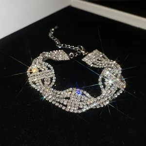 Primer plano de una pulsera brillante de varias hileras de diamantes de imitación chic