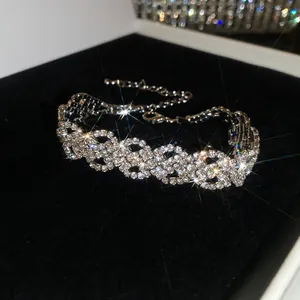 Primer plano de una pulsera de diamantes de imitación brillantes sobre terciopelo negro.