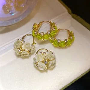 Elegante Strass-Harz-Blumen-Creolen in Weiß und Limettengrün für Damen
