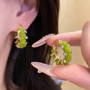 Elegante Creolen mit grünen Kunstharzblumen und funkelnden Strasssteinen für Damen