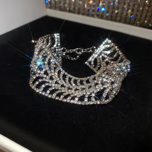 Primer plano de un lujoso brazalete ancho plateado con brillantes pedrería de cristal