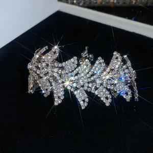 Pulsera de lujo con incrustaciones de pedrería y cristales brillantes sobre terciopelo