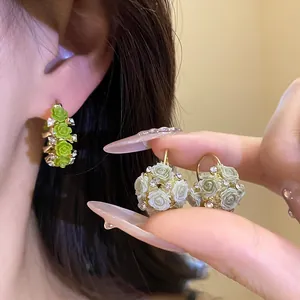 Detailansicht der Harzblumenkorb-Ohrringe mit funkelnden Strasssteinen im süßen Modestil.