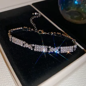Vista detallada de una pulsera de lujo con brillantes de strass y eslabones geométricos plateados