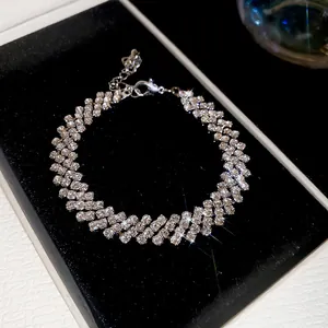 Vista detallada de una pulsera brillante con pavé de diamantes sobre terciopelo negro