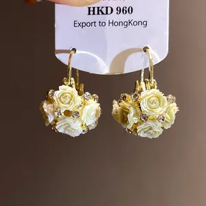 Detailansicht eleganter Harz-Rosenblüten-Ohrringe mit glitzernden Kristall-Akzenten