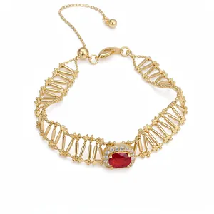 Elegante pulsera calada bañada en oro con gema roja ovalada y circonitas