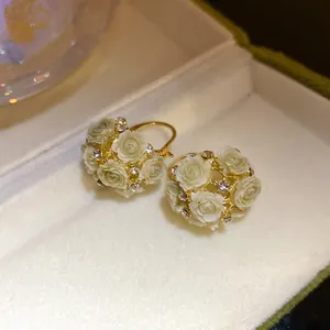 Detailansicht der eleganten Harzrosen-Korb-Ohrringe mit funkelnden Strasssteinen
