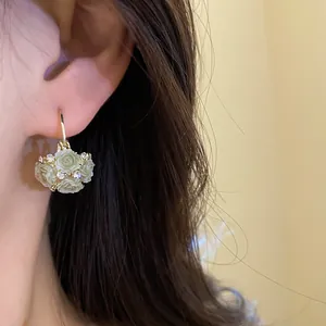 Elegante Ohrringe mit Harzblumenkorb und glitzernden Strasssteinen, süßes Blumen-Design