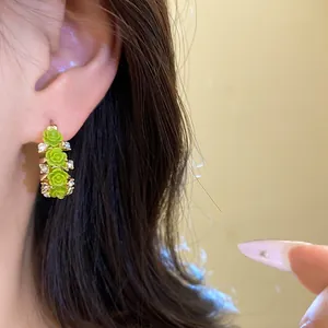 Süße grüne Harzblumen Ohrringe mit funkelnden Strasssteinen für einen eleganten Look