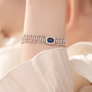 Primer plano detallado de pulsera plateada calada con circonita zafiro azulado