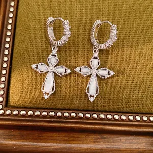 Élégantes boucles d'oreilles créoles croix en zircon avec inserts en nacre blanche