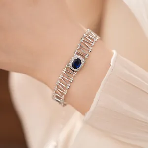 Elegante pulsera hueca de plata con circón azul ovalado, joyería de lujo estilo corte.