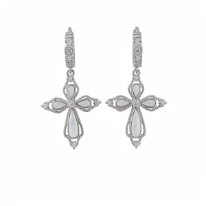 Élégantes boucles d'oreilles pendantes en forme de croix avec pierres blanches.