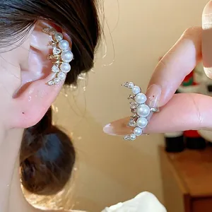 Boucles d'Oreilles Ear Cuffs Lune Perle Zirconia Plaqué Or 18K pour Femmes Sans Perçage Bijoux de Luxe Haute Gamme Clips d'Oreille Cadeau