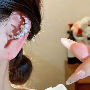 Élégante bague d'oreille en forme de lune avec perles et zircons pour oreilles non percées