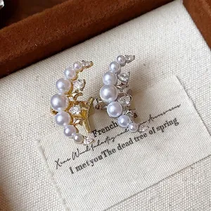 Élégants ear cuffs lune et perles plaqués or 18 carats avec zircons pour oreilles non percées
