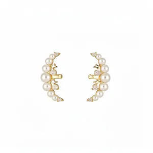 Clips d'oreilles lune plaqués or 18 carats avec perles et zircons brillants