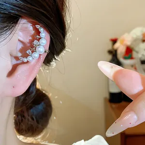 Gros plan d'un ear cuff lune luxueux plaqué or 18 carats avec des perles et des zircons brillants