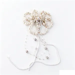 Elegante fermaglio per capelli con fiore di perle e nappe bianche