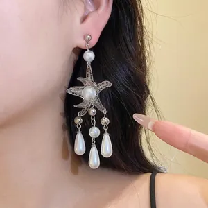 Eleganti orecchini a stella marina in argento con nappe di perle bianche per un look di lusso