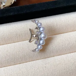 Vue détaillée macro de la boucle d'oreille lune avec perles et zircons en boîte