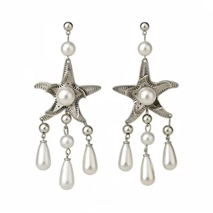 Orecchini a lampadario a stella marina in argento con perle bianche e gocce eleganti