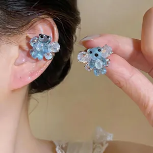 Elegante orecchino a clip a forma di orsetto in zircone e resina blu senza buco