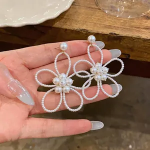 Orecchini a Bottone a Forma di Fiore con Perline in Stile Francese Eleganti Orecchini Floreali con Perle Artificiali Donna