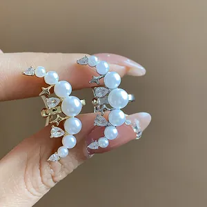 Détail des boucles d'oreilles lune en plaqué or 18k avec perles et zircons blancs