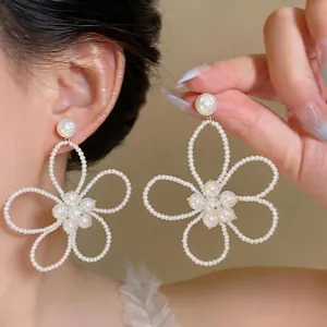 Eleganti orecchini di perle in stile francese a forma di fiore vuoto da donna