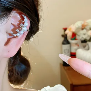 Détail du cuff d'oreille lune plaqué or 18k orné de perles et de zircons brillants