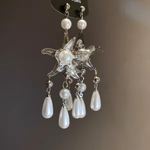 Eleganti orecchini a stella marina in argento con perle tonde e a goccia luminose