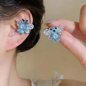 Dettaglio dell'orecchino a clip a forma di orsetto in resina blu con zirconi