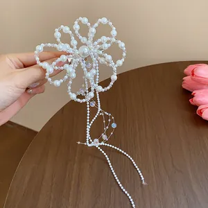Elegante fermaglio per capelli a fiore di perle bianche con nappe lunghe per donna