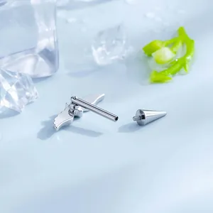Hochwertiges F136 Titan Piercing mit Engelsflügeln und einer spitzen Innengewinde-Spitze