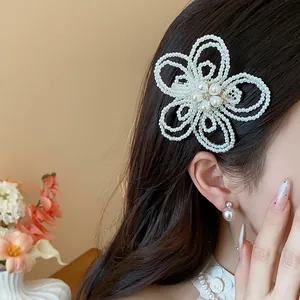 Primo piano di elegante fermaglio per capelli in perle floreali in stile francese