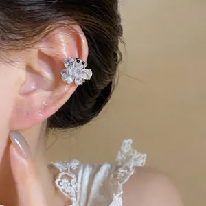 Vista dettagliata di un elegante ear cuff a forma di orsetto in zirconia su una modella