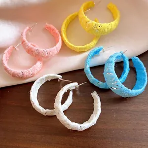 Eleganti orecchini a cerchio a C avvolti in chiffon in quattro colori pastello con perni in argento.
