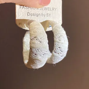 Eleganti orecchini a cerchio a C avvolti in chiffon bianco dal design minimalista