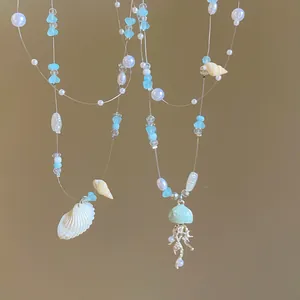 Primo piano di una collana di perline fatta a mano con conchiglie e ciondolo a medusa