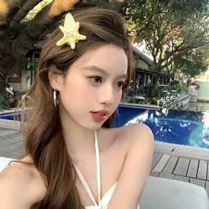 Nahaufnahme eines gelben 3D-Seestern-Haarclips für einen sommerlichen Urlaubslook