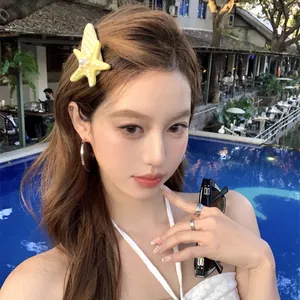 Model trägt eine 3D-Seestern-Haarspange mit Perle für einen Strandurlaub-Look