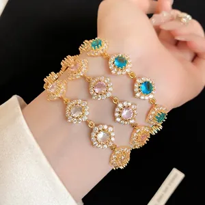 Bracelet Fleur en Cuivre Style Palais Vintage pour Femmes avec Incrustation de Zirconia Coloré Bijou de Mode Élégant