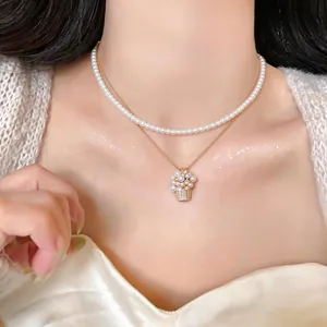 Vista dettagliata della collana a cesto di fiori francese con perle e zirconi