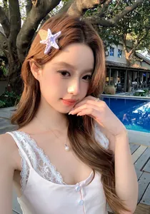 Detailansicht einer lila Seestern-Haarspange, getragen von einem Model im Resort