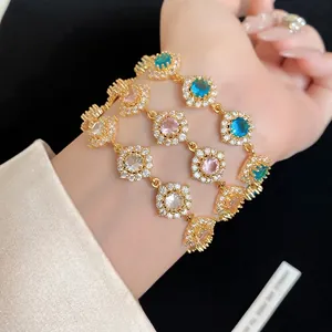 Bracelet élégant en zircone fleurie multicolore pour femme au design doré de luxe